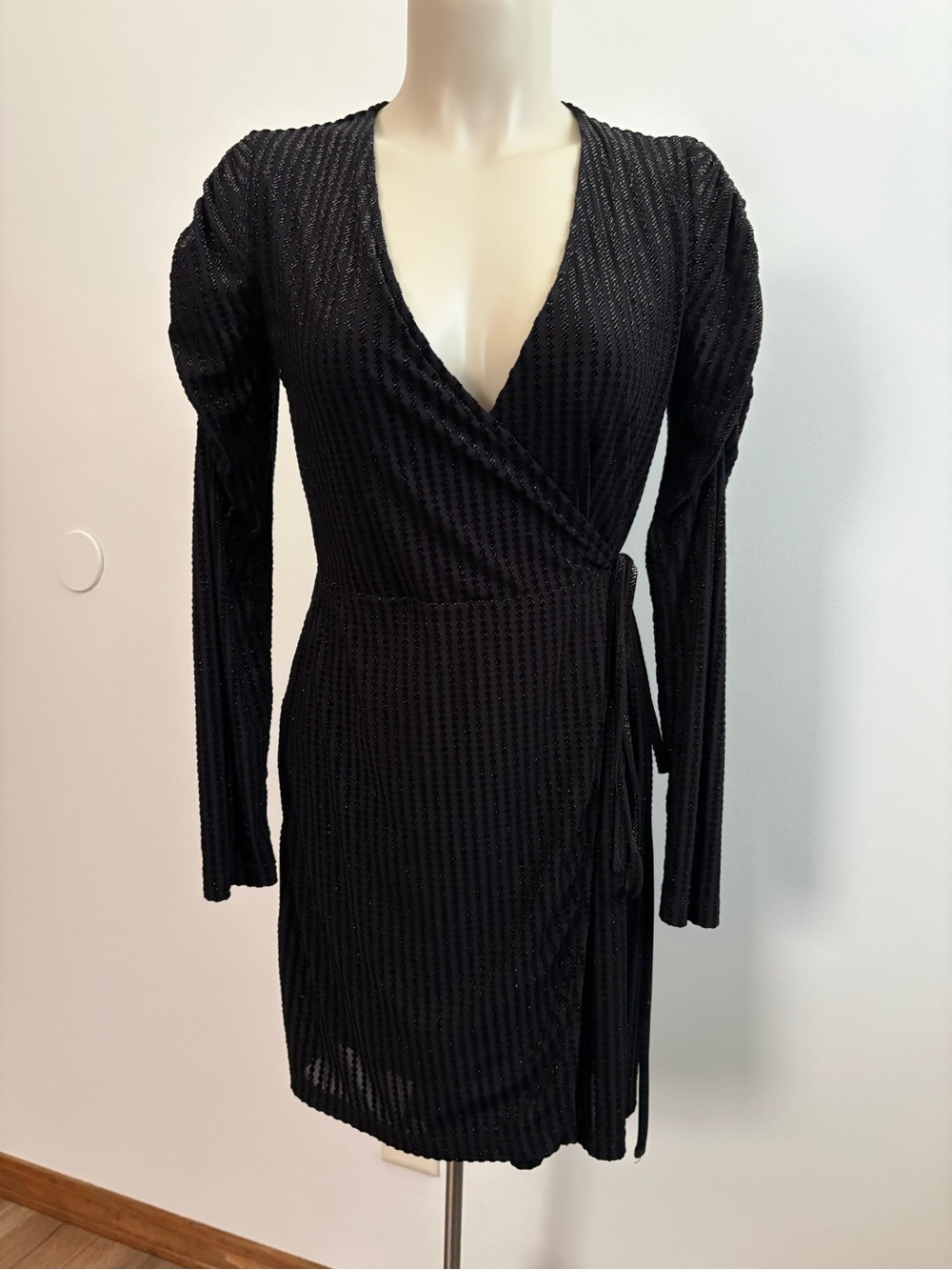 & Other Stories Black Glitter Stripe Velvet Wrap Dress V-Neck Size 4